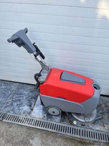 автоматическая поломоечная машина Hako Scrubmaster B12