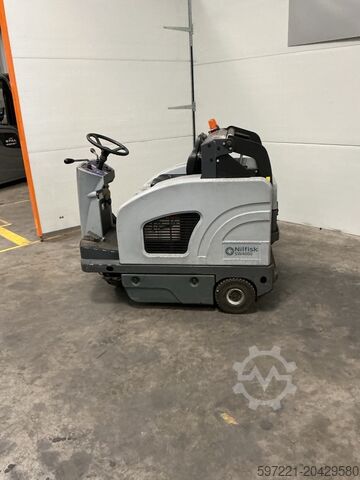 Пешеходная подметальная машина Nilfisk SW 4000 Aufstitzkehrmaschine