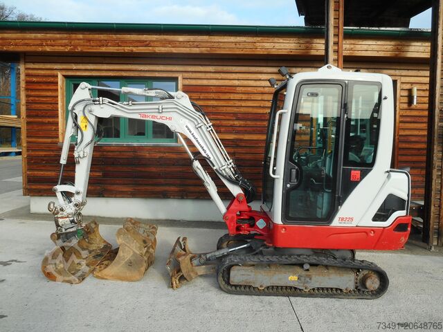 Мини-экскаватор Takeuchi TB 225 mit POWERTILT