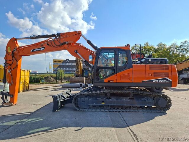 Гусеничный экскаватор Develon DX225LC-7