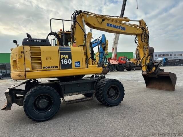 Колесный экскаватор Komatsu PW160-8