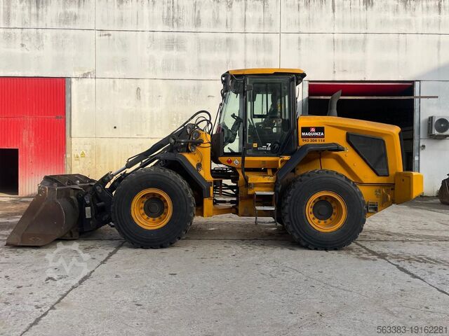 Колесный погрузчик JCB 427 HTS5