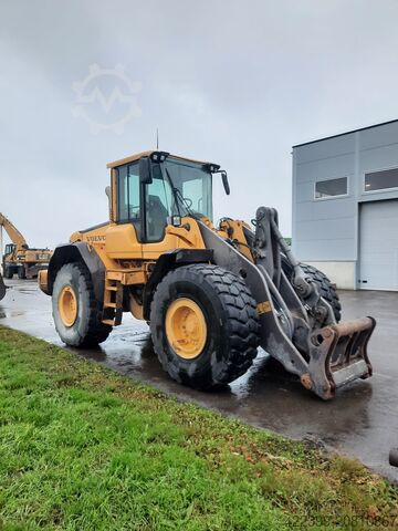 погрузчик с колёсным шасси Volvo L120F