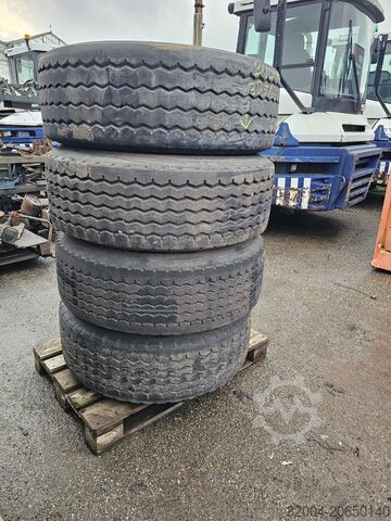 BRIDGESTONE 385/65 R 22.5 НА ДИСКЕ ДЛЯ БАРАБАННЫХ ТОРМОЗОВ. BRIDGESTONE 385/65 R 22.5 ON RIM FOR DRUM BRAKES.