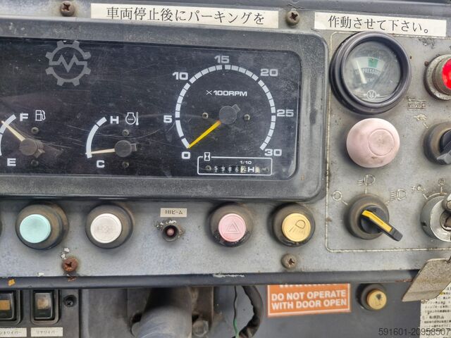 Пневмоколёсный каток Sakai TZ600