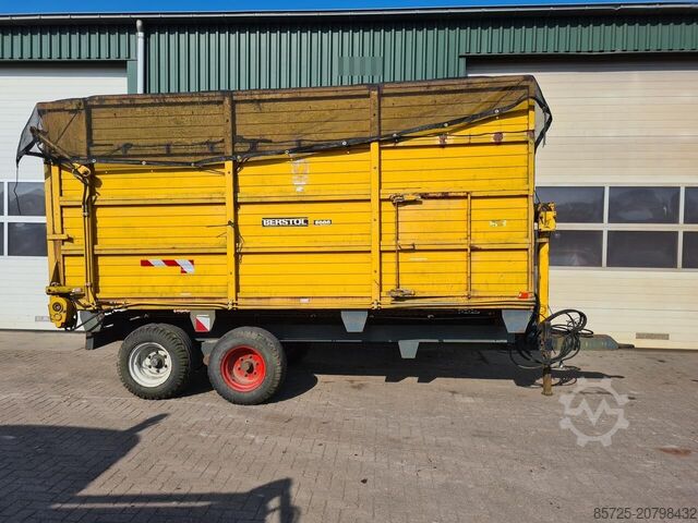 Прицеп-кормораздатчик  