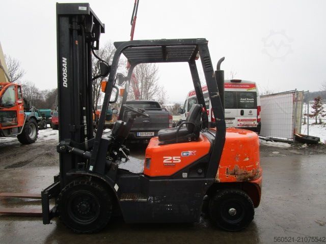 Дизельный вилочный погрузчик Doosan D25G - Triplex 6,10m + Seitenschieber