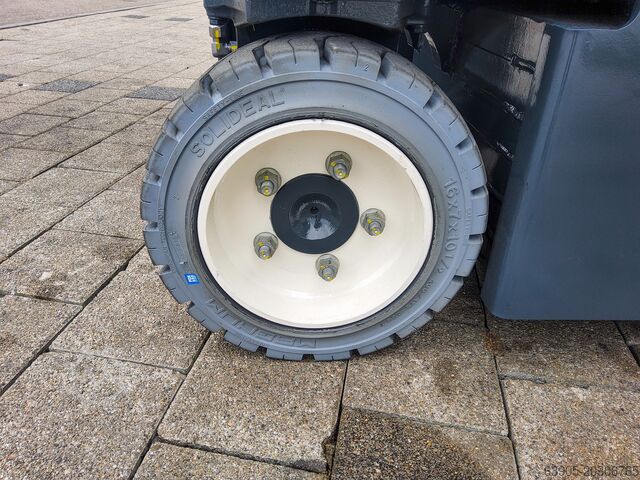 4-сторонний штабелер Combilift CBE 3000