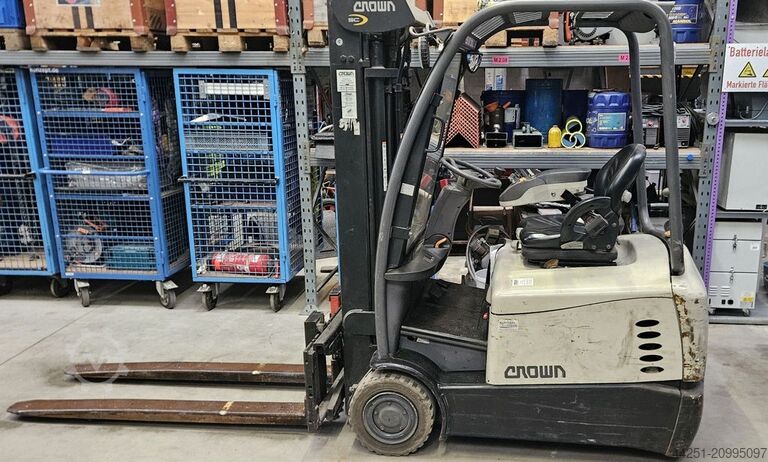 Электрический трехколесный противовесный погрузчик Crown SC 5360