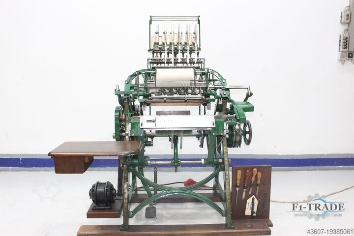 Старинная швейная машинка с нитками / Старинная швейная машинка Gebr. Brehmer 39