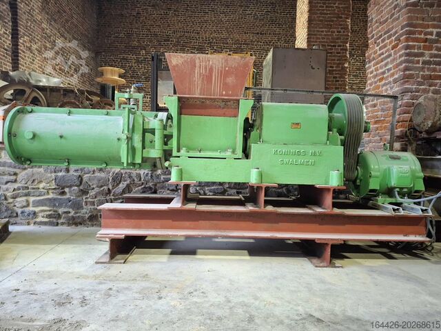 Лот из 2 растягивающих машин Konings 300
