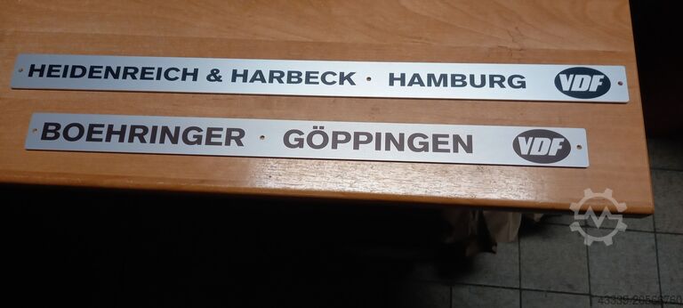 Табличка с данными машины  