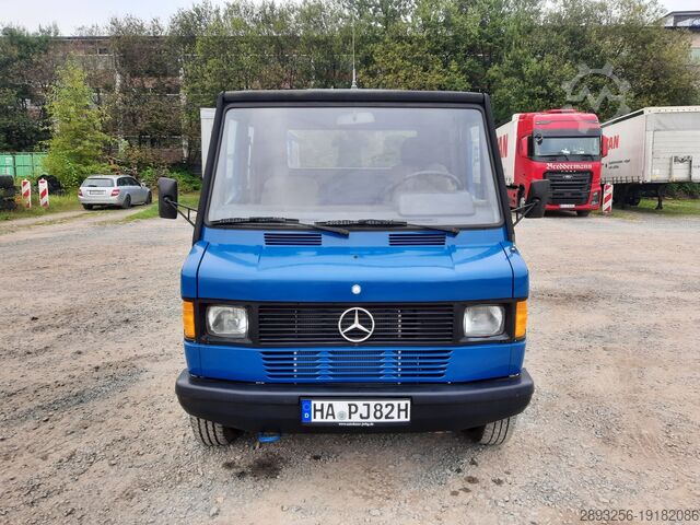 Старинный грузовик Mercedes-Benz 310 D