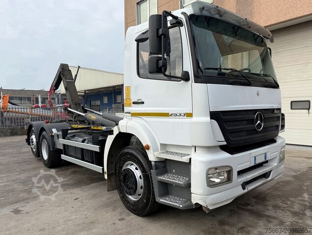крюковой мусоровоз Mercedes-Benz AXOR 2533