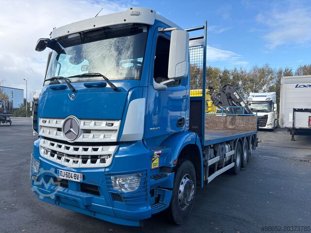 полуприцеп с вспомогательным краном, установленным на грузовике Mercedes-Benz ACTROS AROCS 3240