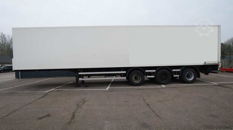 Чемодан Jumbo Closed box trailer with chain system