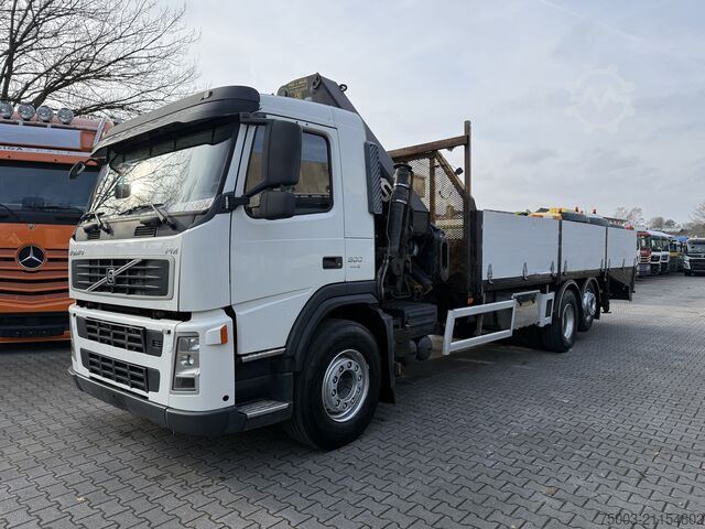 Бортовой грузовик Volvo FM300 6X2*4 Maschinentransporter Kran Hiab 322
