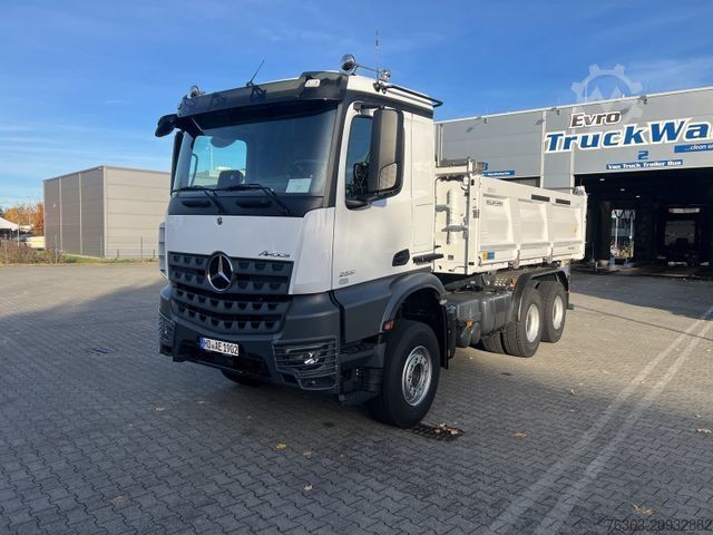 Трехсторонний самосвал MERCEDES-BENZ Arocs 2651 K 6x4 Meiller Trigenius Bordmatik