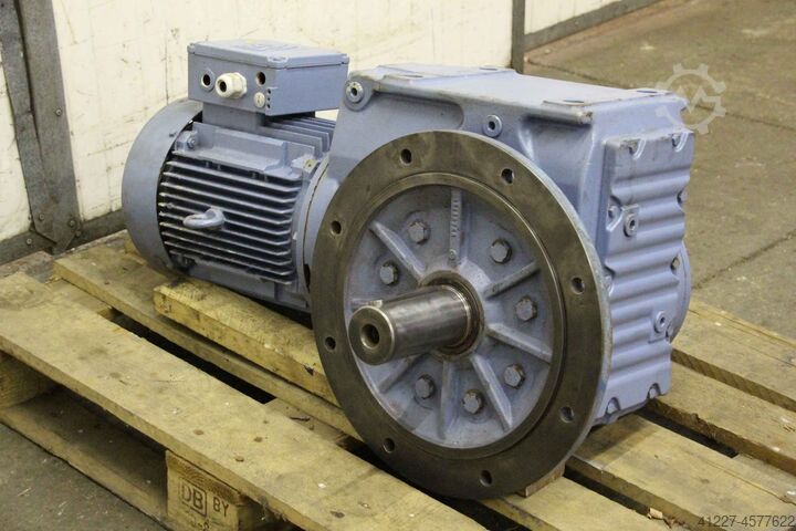 мотор-редуктор 7,5 кВт 23 об/мин SEW-Eurodrive KF97 DV132M4