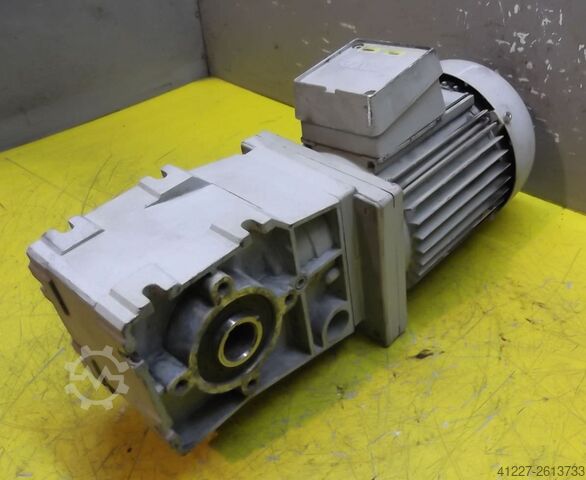 Двигатель редуктора 0,75 кВт 194 об/мин Lenze MDXMA1M080-32