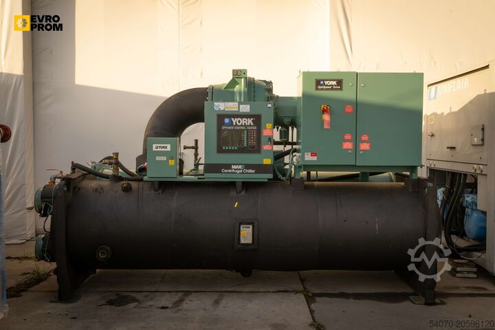 Чиллер Used Watercooled chiller York YK CG CF Q7 5CI F 2000 kW. 2005 yom
