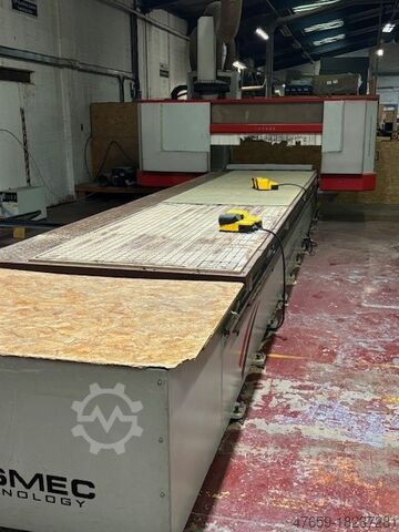 Обрабатывающий центр с ЧПУ для панелей SIPS Cosmec Conquest 515
