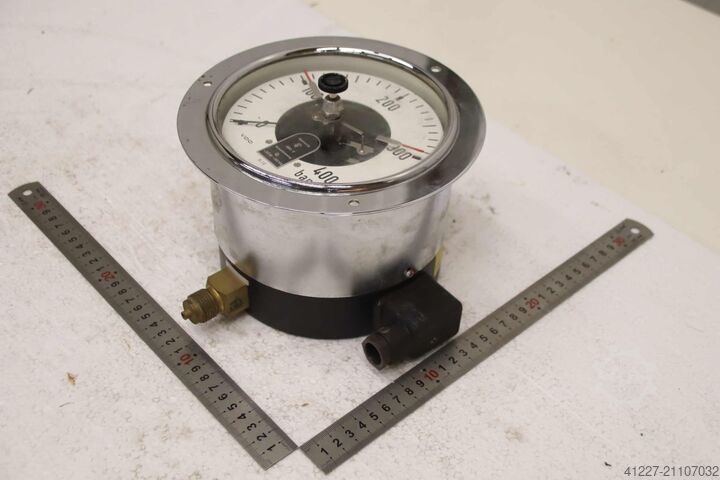 Релейный манометр 0–400 бар VDO 220/210/H140 mm